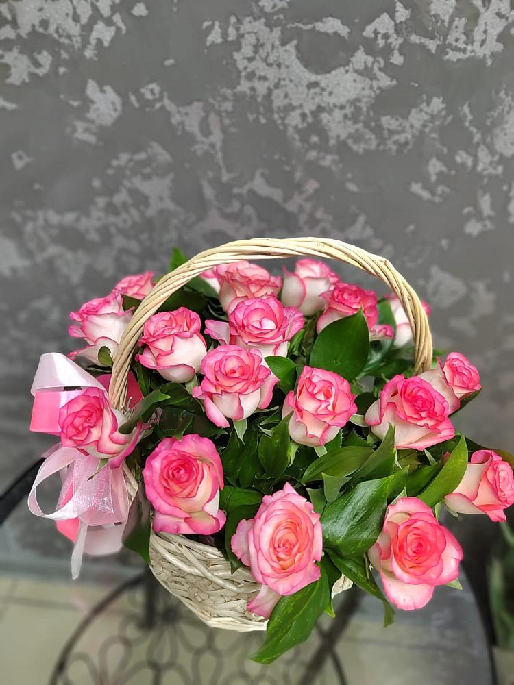 Цветочная композиция из Розы в корзине в Мирном Архангельской области