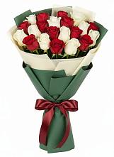 Букет Микс из красных и белых роз в Мирном Архангельской области