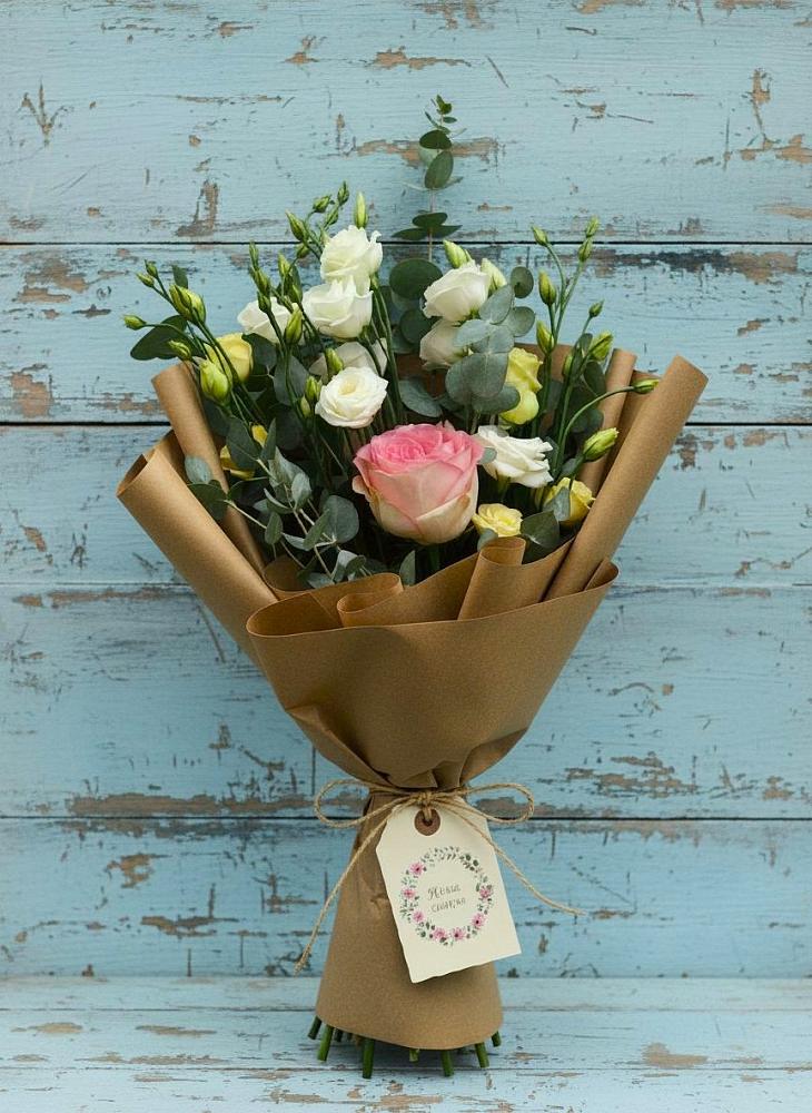 Букет цветов из: Розы и Лизиантусы в Мирном Архангельской области