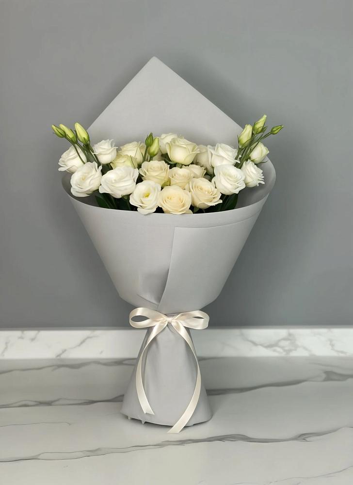 Букет цветов из: Розы и Лизиантусы в Мирном Архангельской области