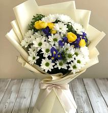 Букет цветов из:  Ирисы, Хризантемы и Розы в Мирном Архангельской области
