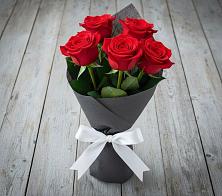Букет 5 Красных роз Эдлесс Лав в Мирном Архангельской области