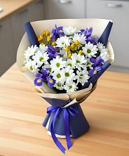Букет цветов из:  Розы, Ирисы и Хризантемы в Мирном Архангельской области