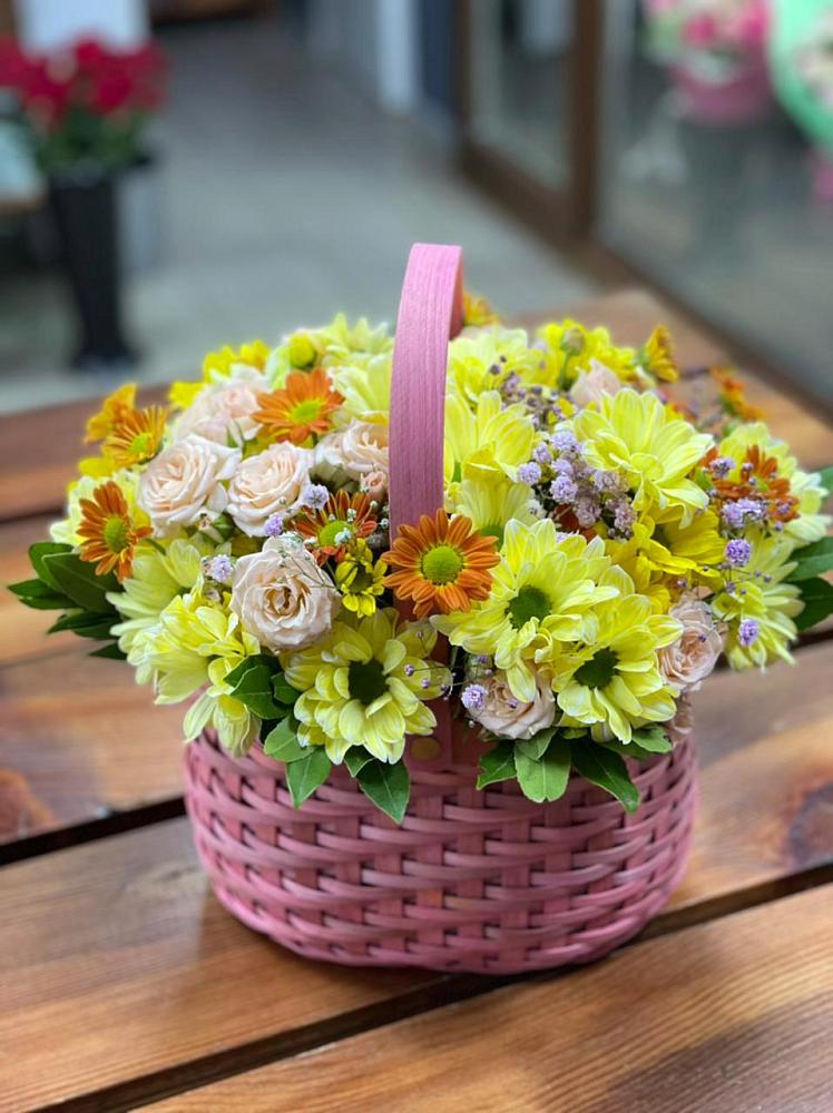 Цветочная композиция из Хризантемы и Розы в корзине в Мирном Архангельской области