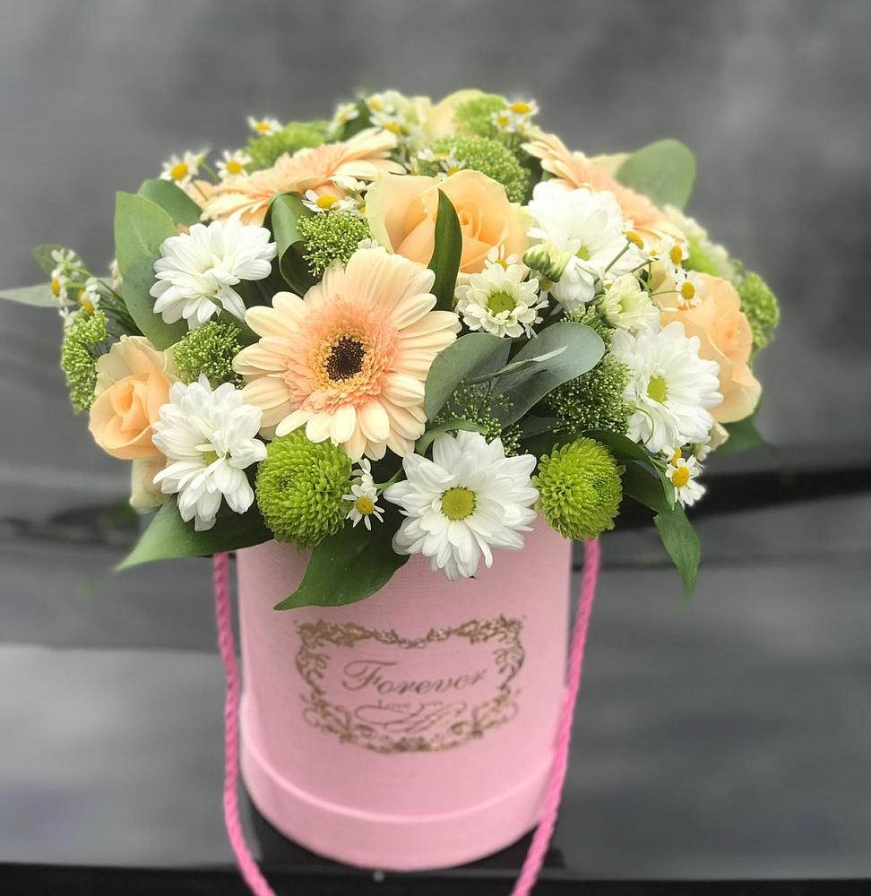 Цветочная композиция из Розы, Герберы и Хризантемы в шляпной коробке в Мирном Архангельской области