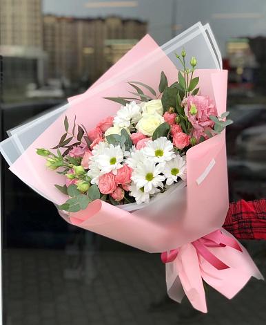 Букет цветов из: Розы, Лизиантусы и Хризантемы в Мирном Архангельской области