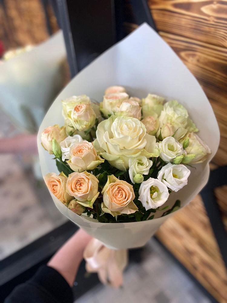 Букет цветов из: Розы и Лизиантусы в Мирном Архангельской области